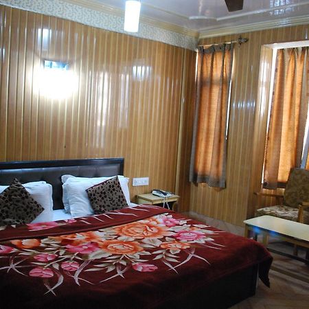 Hotel Kaisar Srīnagar Esterno foto