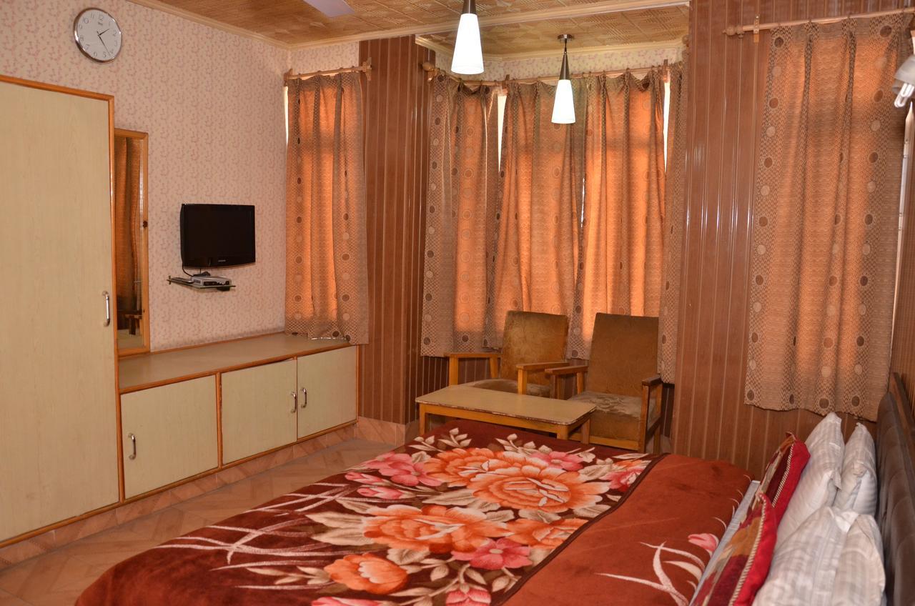 Hotel Kaisar Srīnagar Esterno foto
