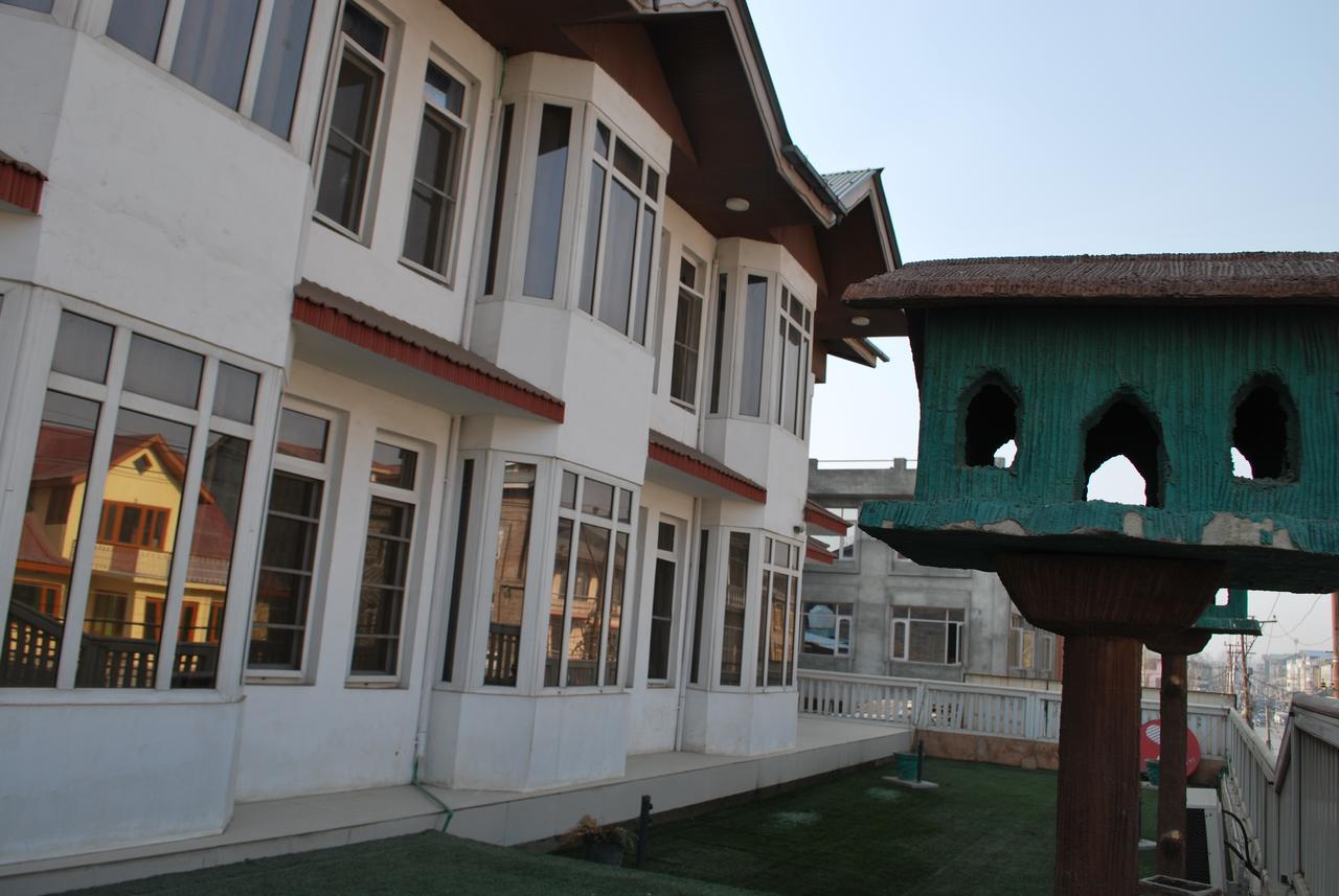 Hotel Kaisar Srīnagar Esterno foto