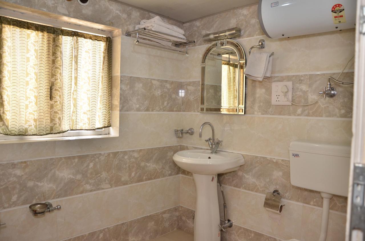 Hotel Kaisar Srīnagar Esterno foto