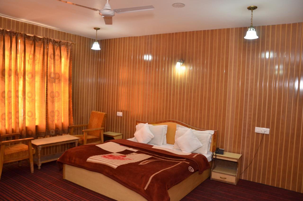 Hotel Kaisar Srīnagar Esterno foto