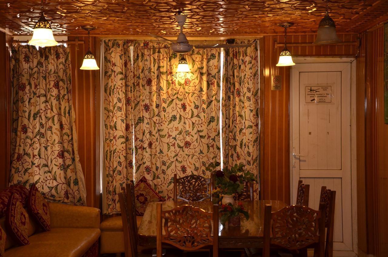 Hotel Kaisar Srīnagar Esterno foto