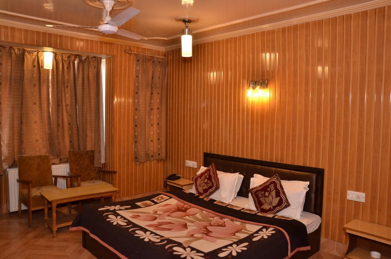 Hotel Kaisar Srīnagar Esterno foto