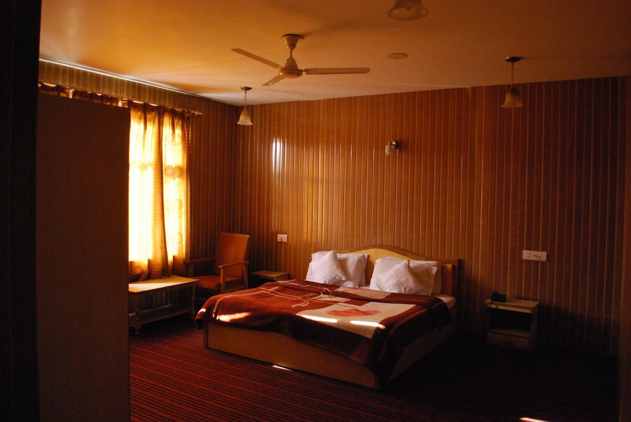 Hotel Kaisar Srīnagar Esterno foto