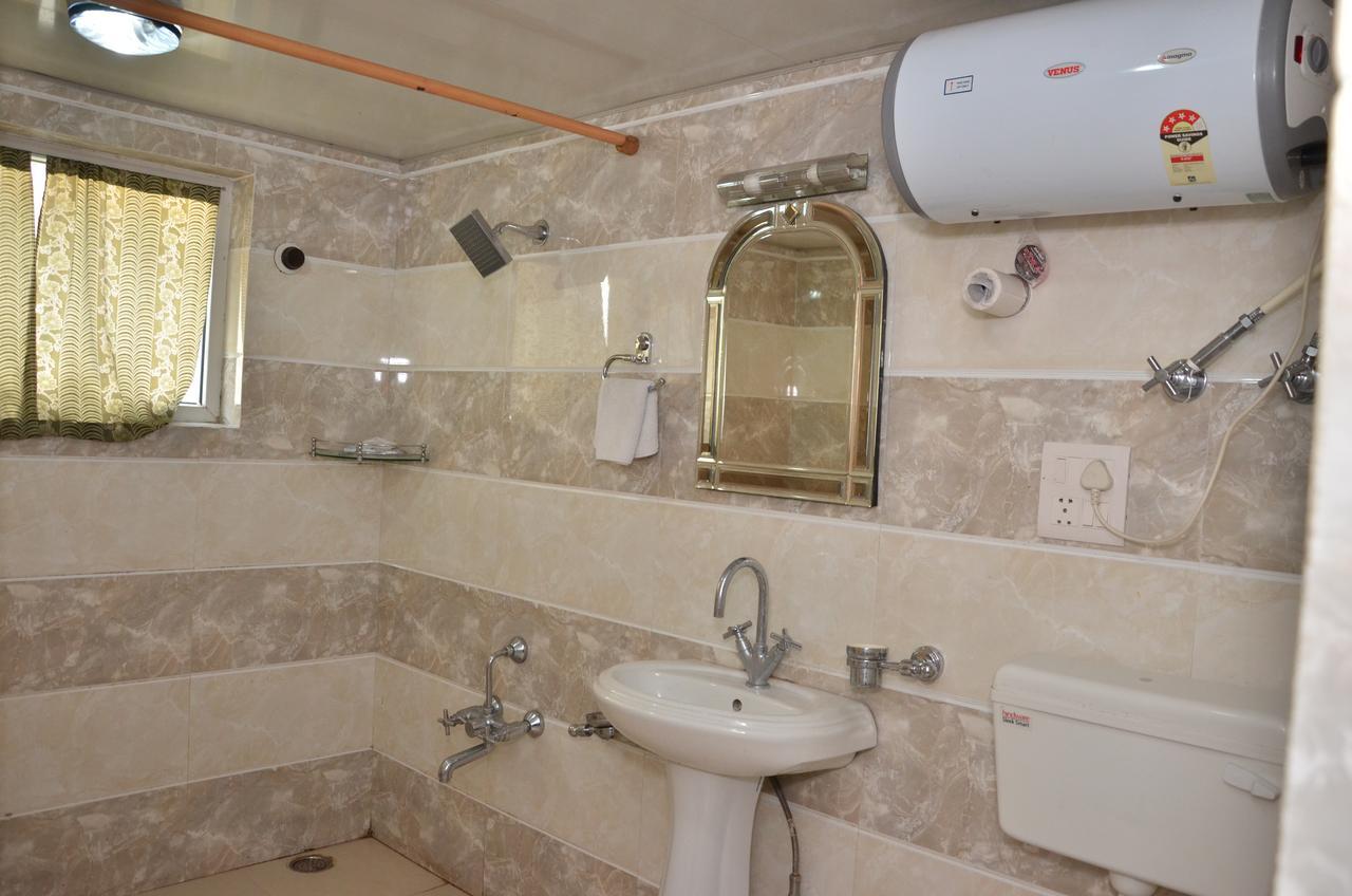 Hotel Kaisar Srīnagar Esterno foto